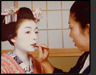 京都、祇園で代々舞妓の家系で生まれ育った女将。変身舞妓の発案者である当家四代目・由利香(安田繁子)自らメイク、着付け、お行儀作法を伝承します。